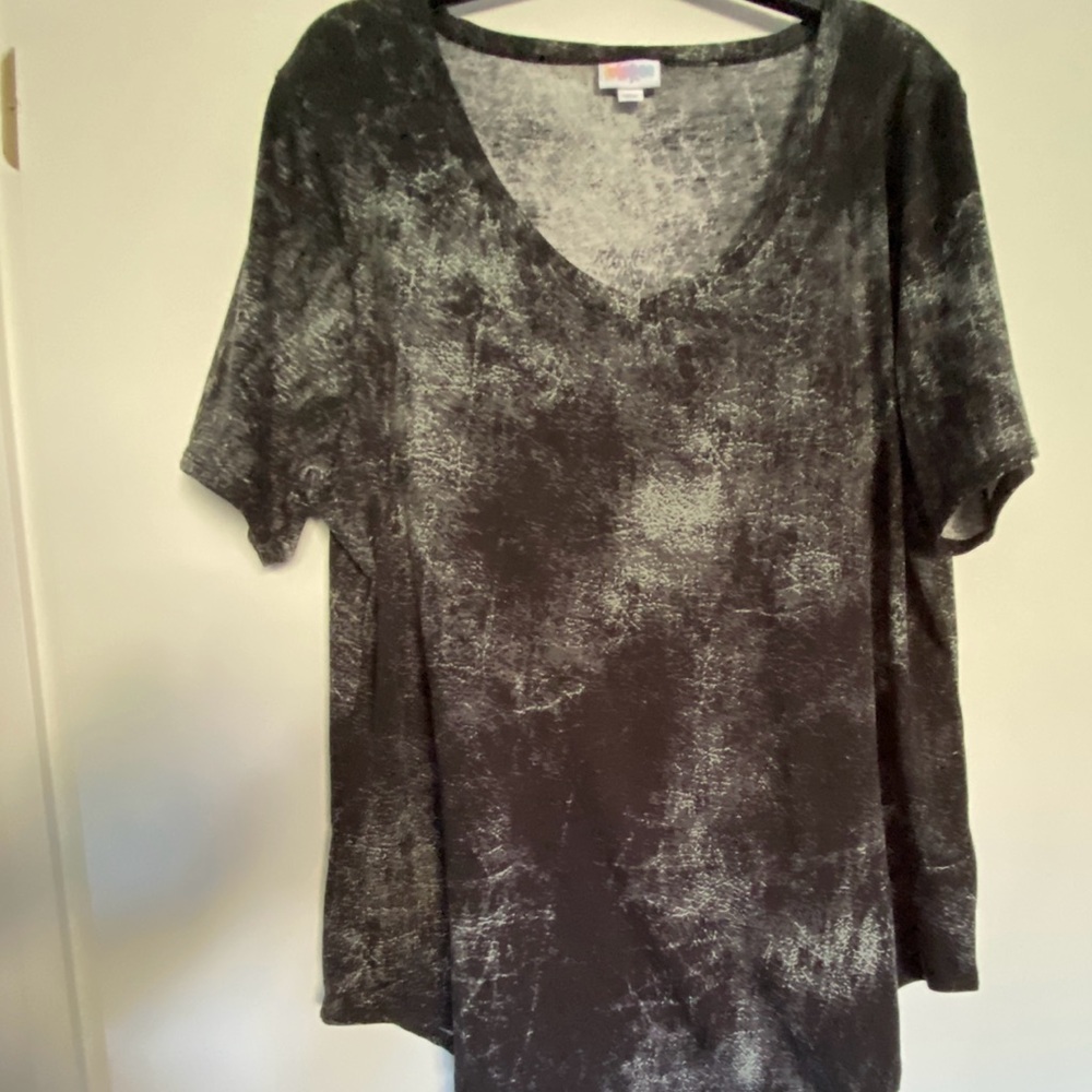 LuLaRoe Iris Tee, Black, Size Large